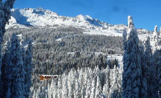Una panoramica dell'hotel come visto dalle piste da sci di Madonna di Campiglio